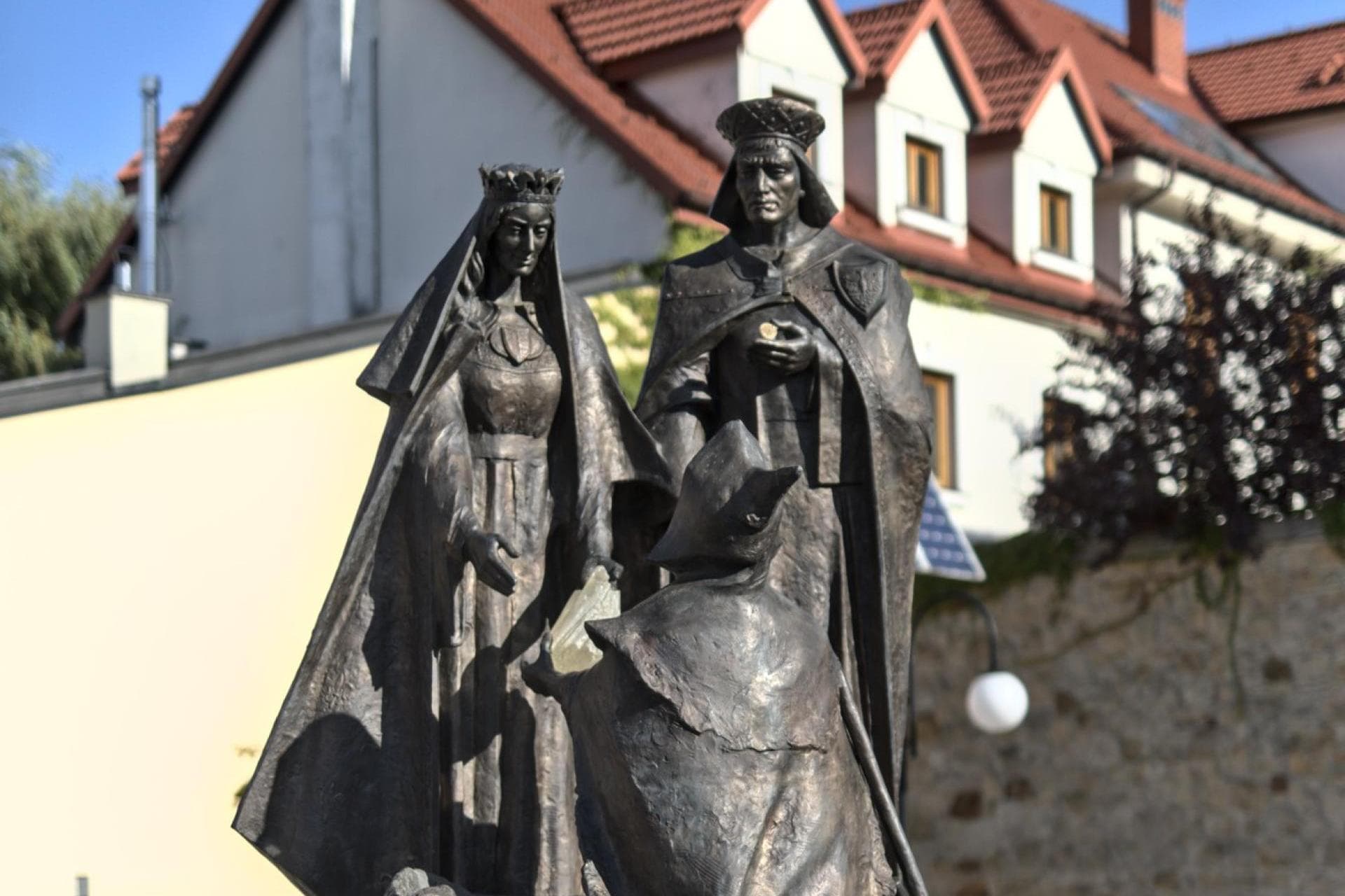Rzeźba św. Kingi zniknie sprzed szybu Sutoris w Bochni? Miasto rozważa przeniesienie monumentu