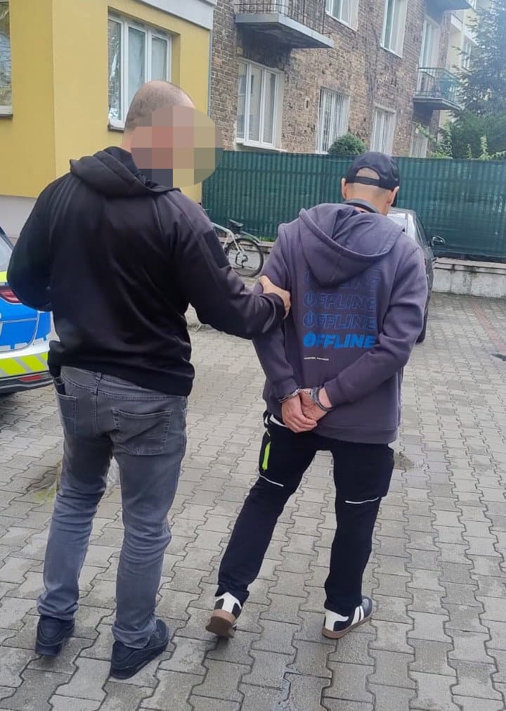 Rzucił się na samochód. Straty oszacowano na 12 tysięcy złotych