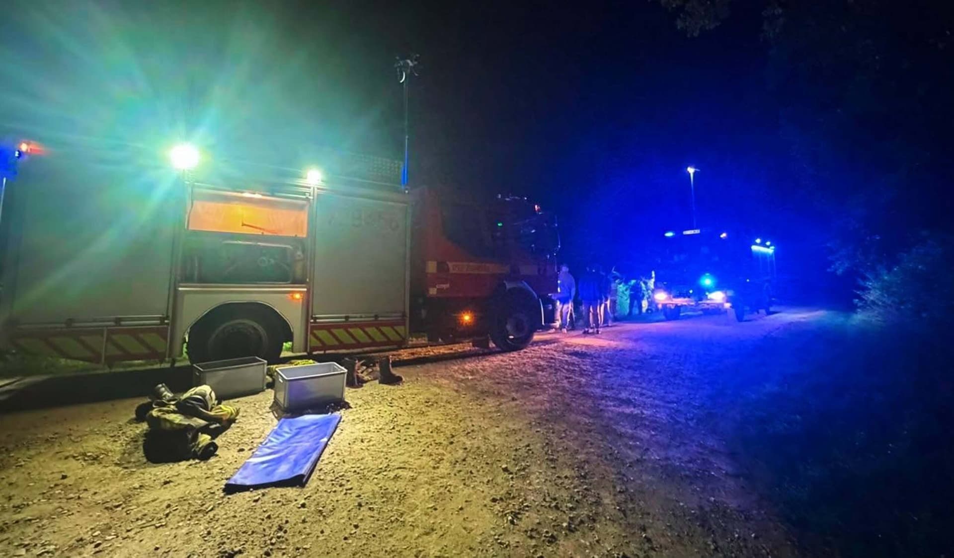 Samochód dachował i wpadł do stawu. Nocna akcja służb w Zbiroży
