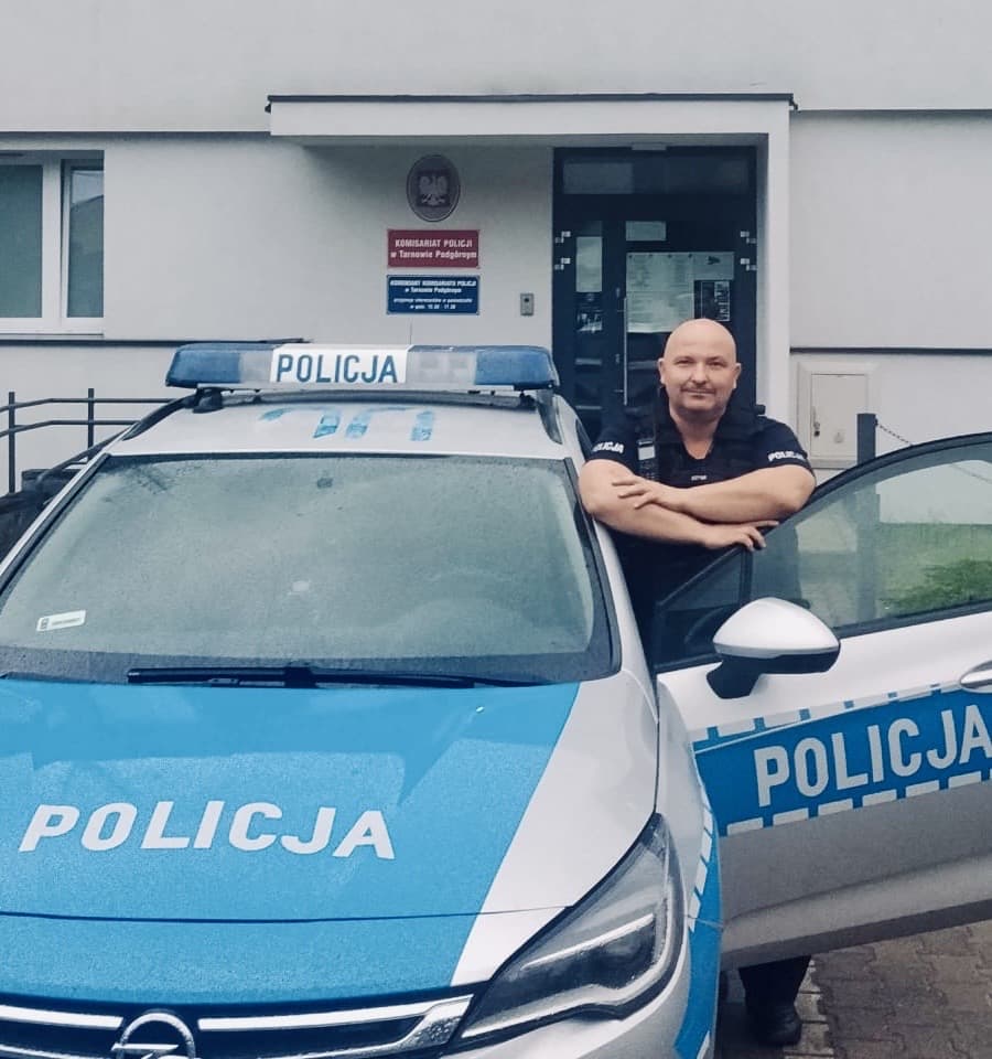Samochód na środku drogi i nieprzytomny kierowca. Łańcuch dobra ratujący życie