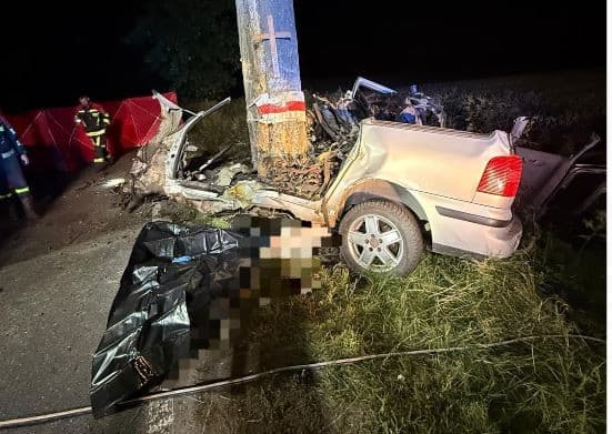Samochód osobowy uderzył w drzewo. Nie żyje 19-letni kierowca