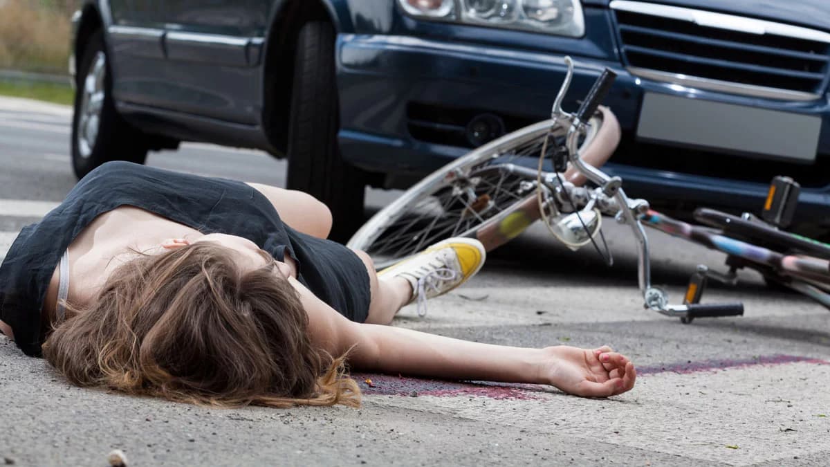 Samochód potrącił kobietę na ścieżce pieszo-rowerowej. Rowerzystka trafiła do szpitala
