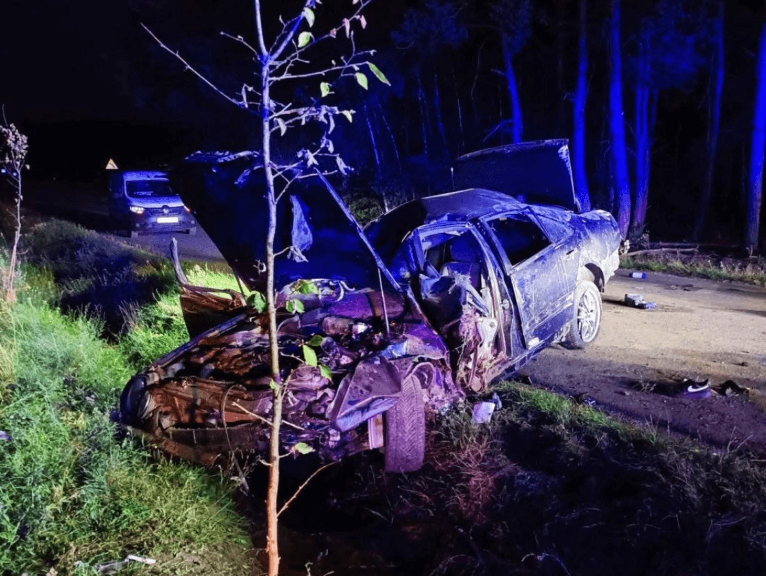 Samochód uderzył w przepust i dachował. Cztery osoby zostały ranne