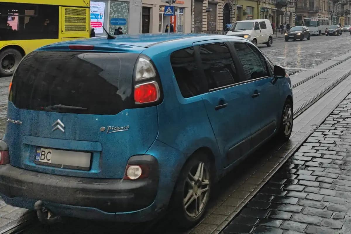 Samochód Ukrainki zniszczony w Warszawie. Karoserię pokryły obraźliwe i ksenofobiczne napisy