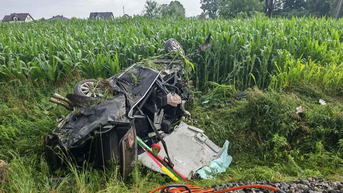 Samochód wjechał pod pociąg w Wielkopolsce. Kierowca trafił do szpitala