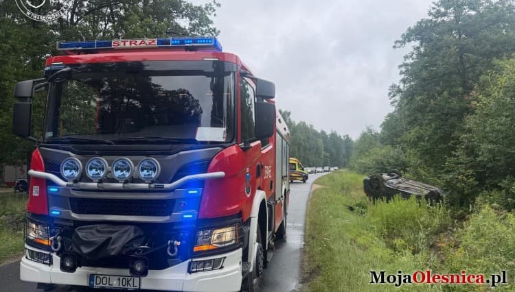 Samochód wypadł z drogi i dachował. Na miejsce wezwano aż dwie karetki pogotowia ratunkowego