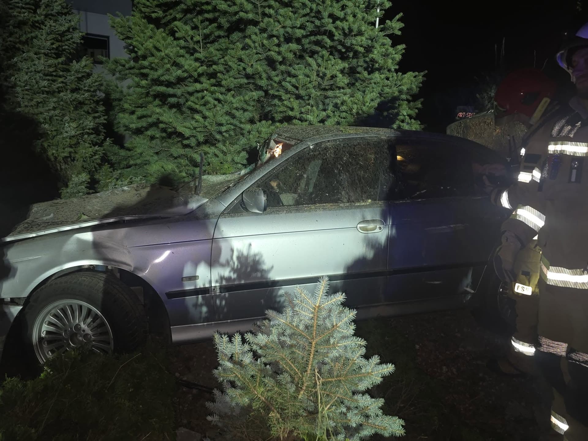 Samochód wypadł z drogi i wjechał w ogrodzenie. Nocny wypadek pod Poznaniem
