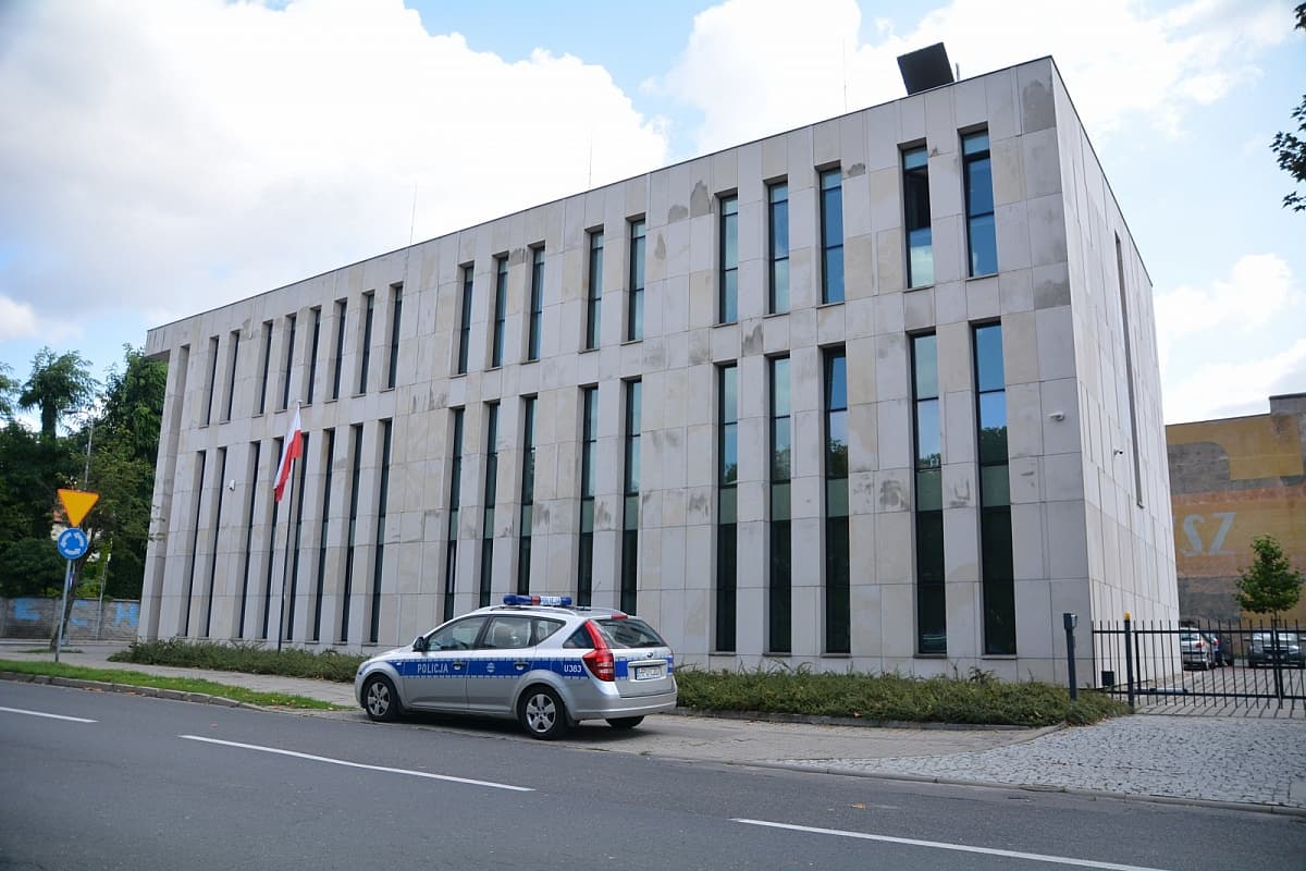 Ścięta głowa jastrzębia w reklamówce. 62-latek z gminy Trzemeszno z zarzutem, ale obrona mówi o przedwczesnych publikacjach