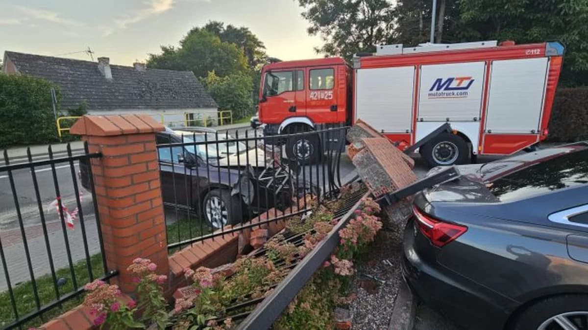 Sekundy od tragedii na Pomorzu. Po chwili samochód uderzył w ogrodzenie straży pożarnej