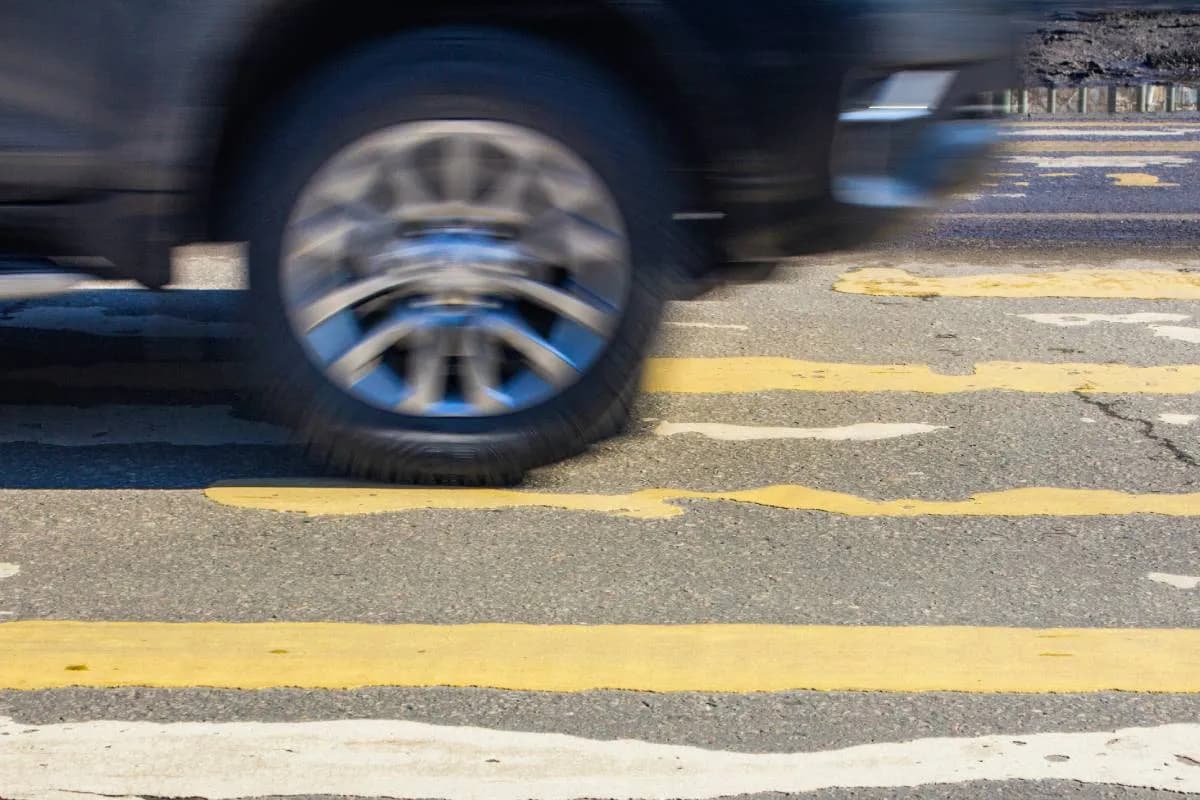 Senior potrącony przez auto w Oświęcimiu. Mężczyzna trafił do szpitala