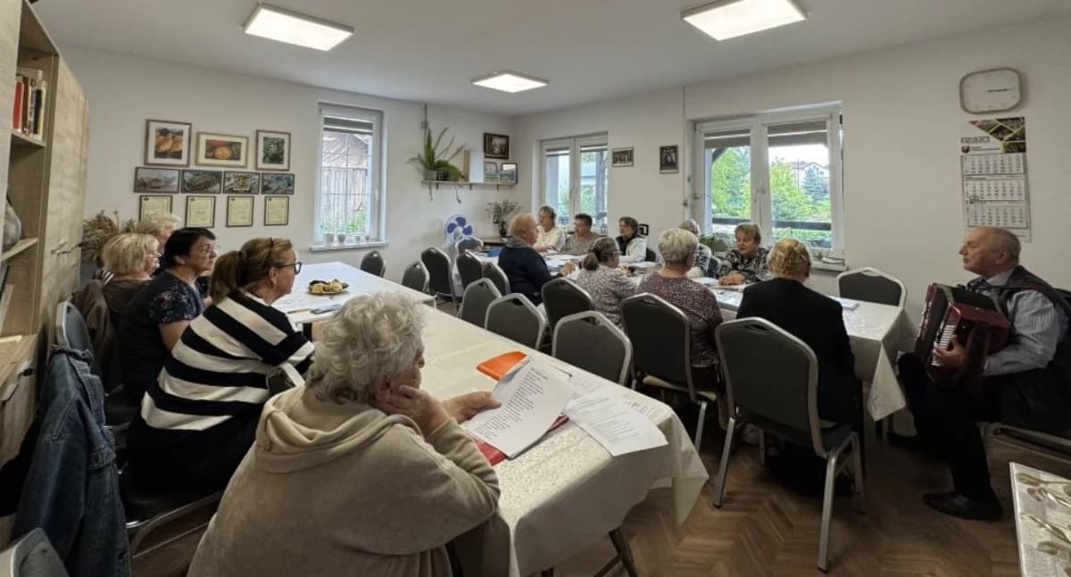 Seniorzy z gminy Czernice Borowe rozpoczęli muzyczną przygodę. Ruszyły zajęcia wokalne
