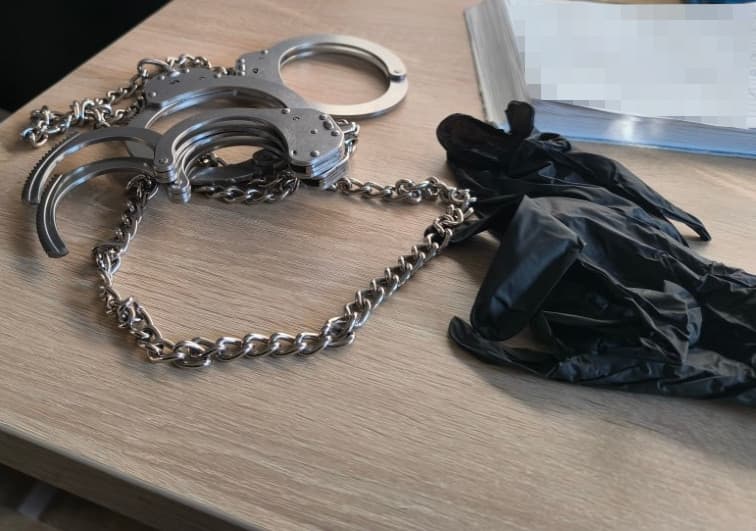 Seryjny złodziej w rękach policjantów. Został objęty dozorem