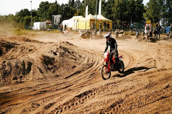 Setki motocykli na ulicach Polanowa. Zlot połączył ryk silników i rocka