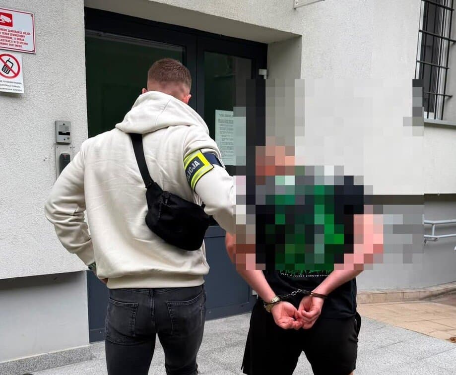 Skakał po masce i dachu cudzego samochodu – parkingowy chuligan zatrzymany