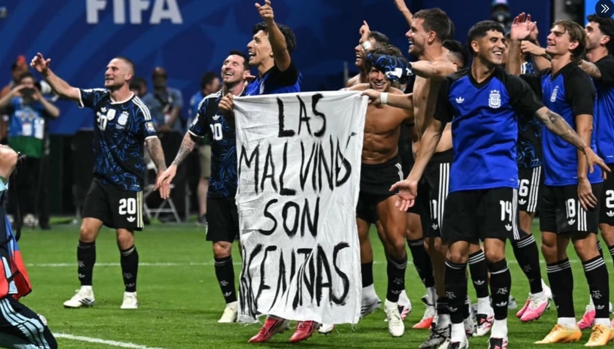Skandal po półfinale: piłkarze zaprezentowali transparent z napisem "Malwiny należą do Argentyny"
