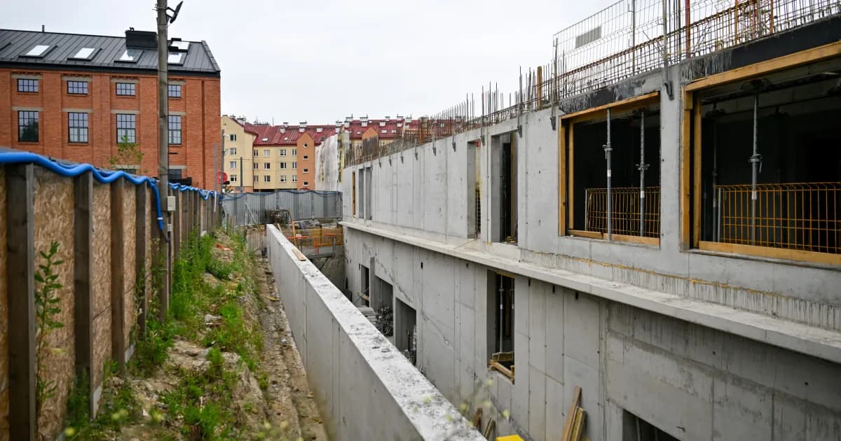 Skargi na nocne huki przy Mogilskiej. Policja zabrała głos