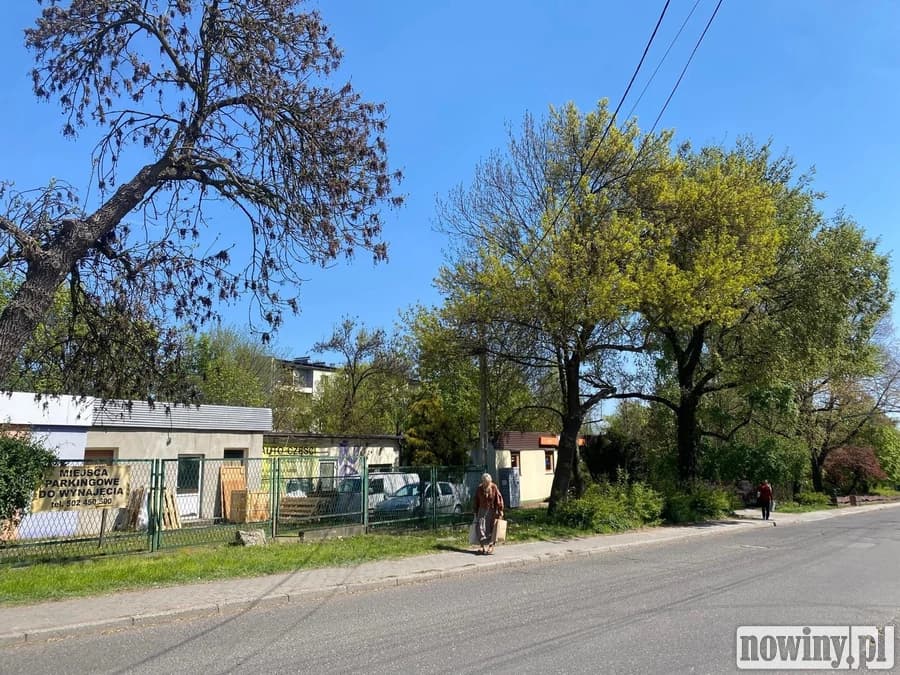 Sklep MAX i inne lokale na Sławików czekają na decyzję miasta. „Nie wiemy, co będzie z naszymi firmami”