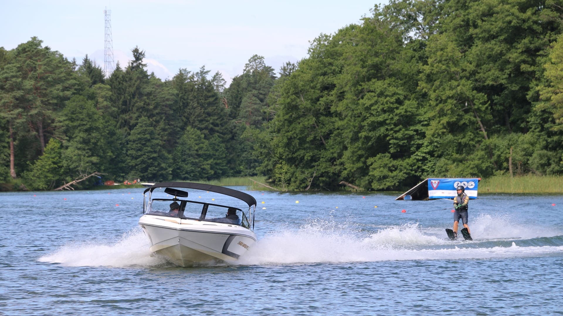 Skoki i slalom. Mistrzostwa Polski w Narciarstwie Wodnym za Motorówką w Augustowie