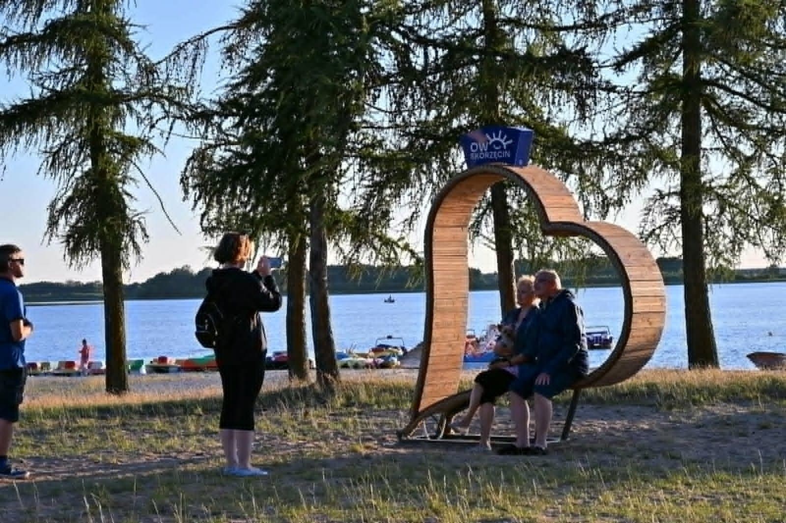 Skorzęcin ma nową wizytówkę! Urocza ławka w kształcie serca stanęła na plaży