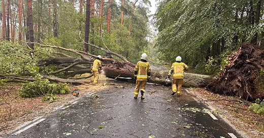 Skutki nawałnic w powiecie nowotomyskim - 32 interwencje strażaków i ewakuacja obozu harcerskiego