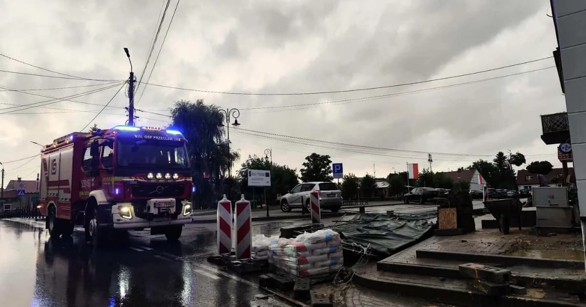 Skutki nawałnicy w regionie. Drzewo runęło na kościół