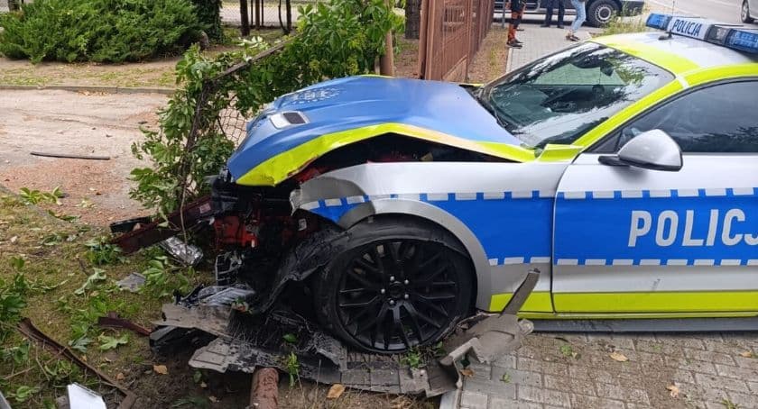 Słynny Mustang w policyjnych barwach... rozbity.