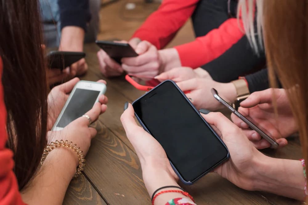 Smartfon zabiera nam coraz więcej uwagi. Dziś warto zrobić sobie przerwę! Światowy Dzień Bez Telefonu Komórkowego