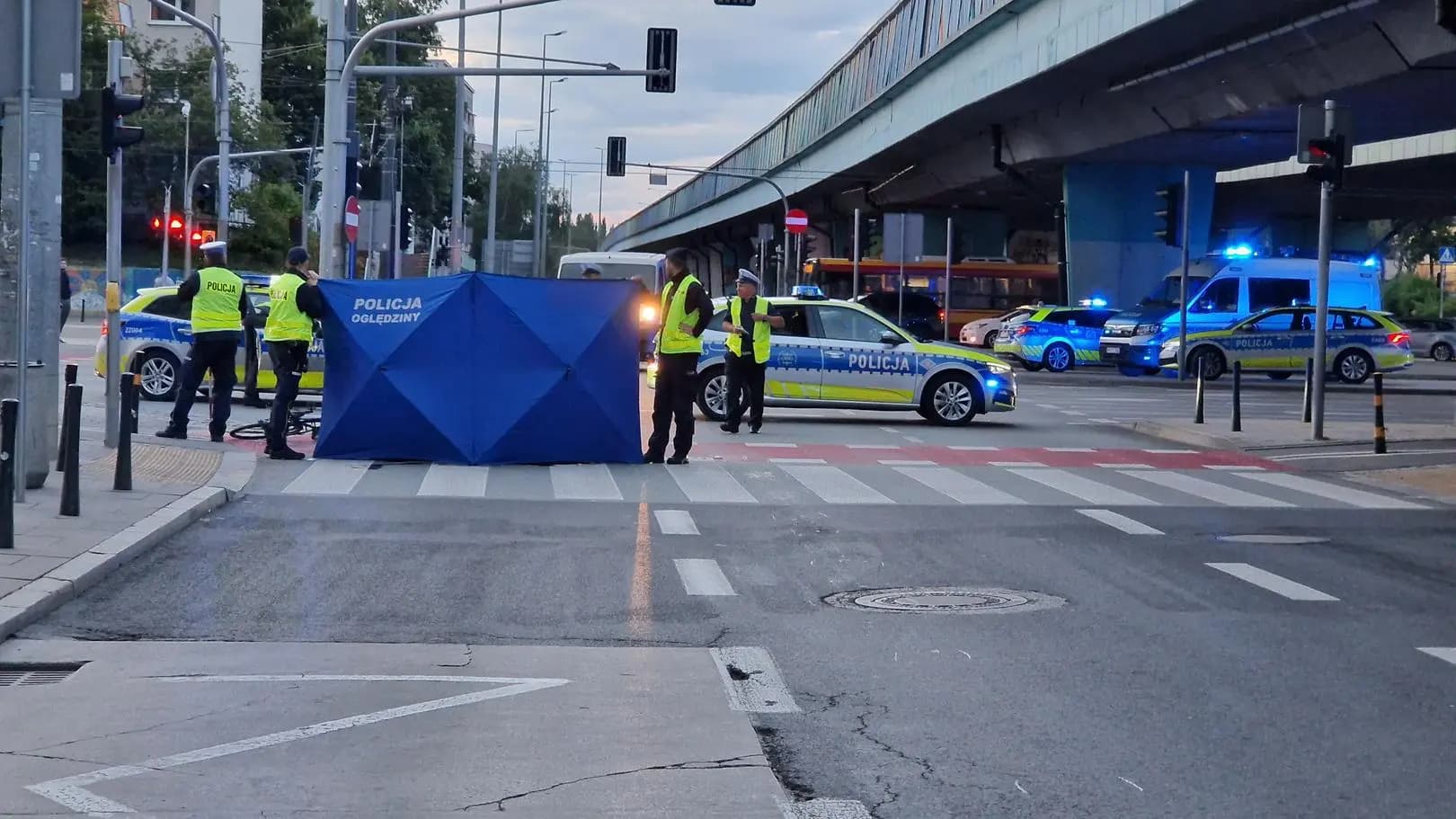Śmiertelne potrącenie rowerzysty przez autokar w Warszawie