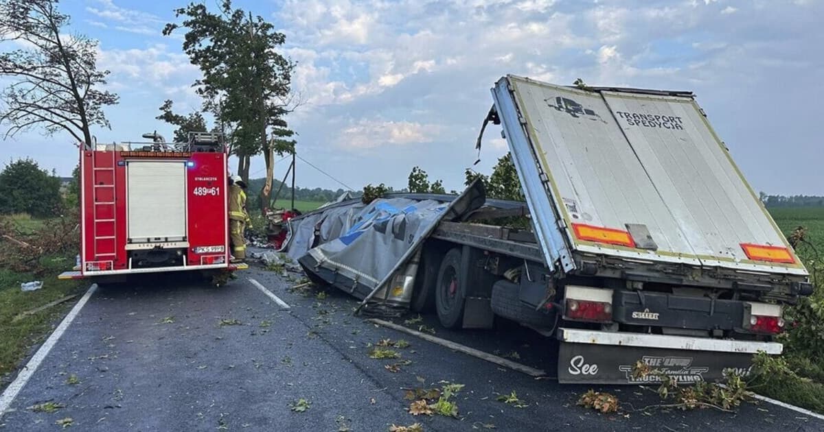 Śmiertelny wypadek w sąsiednim powiecie. Ciężarówka uderzyła w drzewo