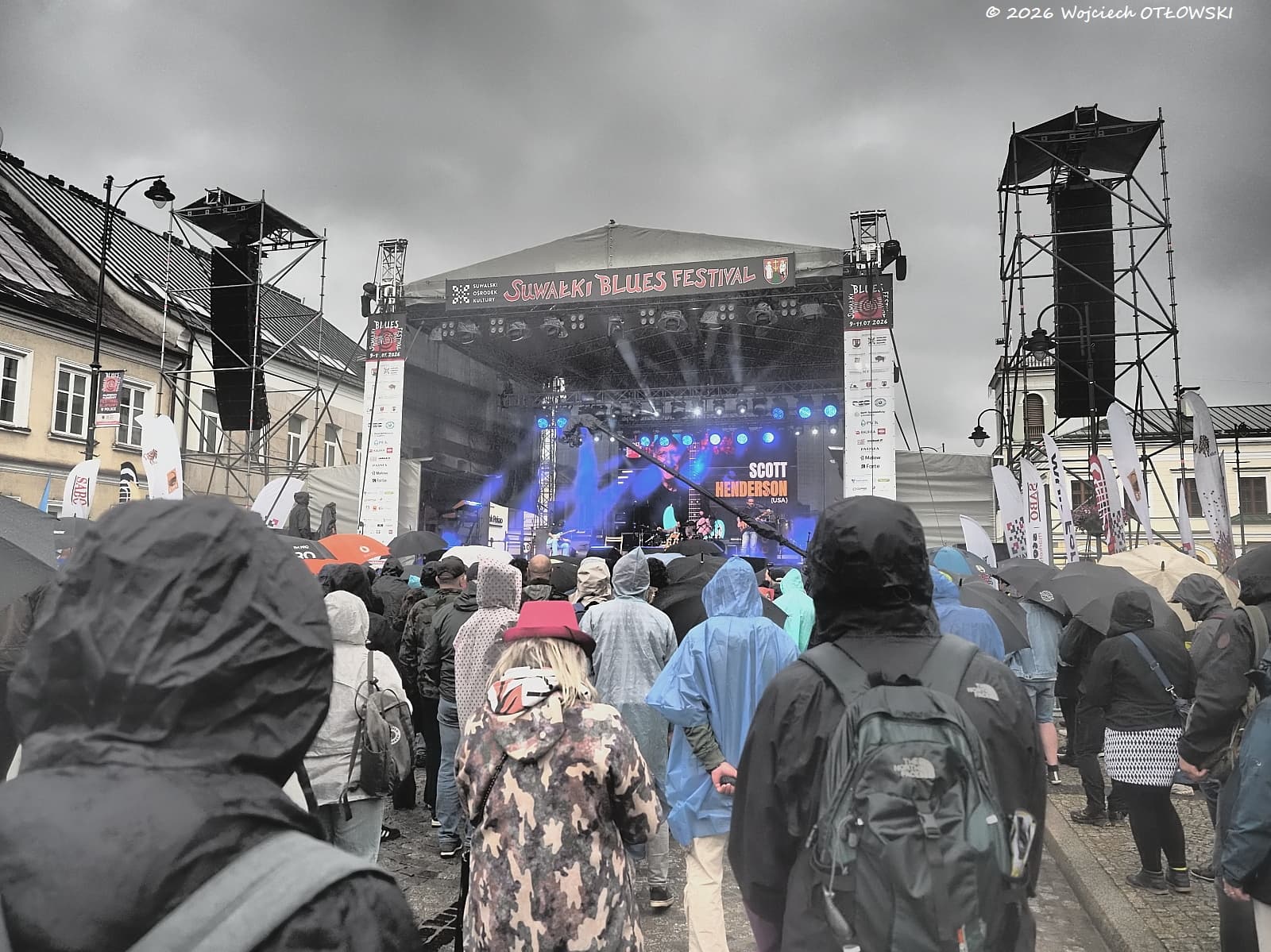 Sobota na bluesowo. Nie ważne, że deszcz, ważne, że dobrze gra! Ostatni dzień Suwałki Blues Festival 2026