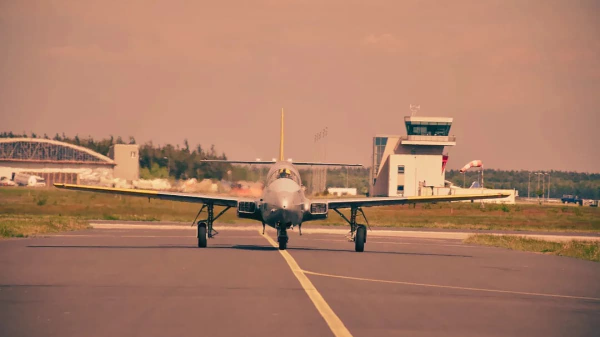 Srebrzysty obiekt nad lotniskiem w Mielcu. Pilot ruszył w pościg za srebrną kulą