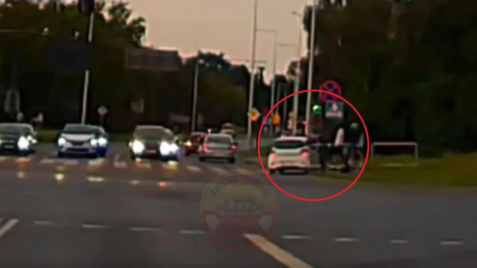Stali przy przejściu dla pieszych. Nagle wjechała w nich 55-latka. Nagranie