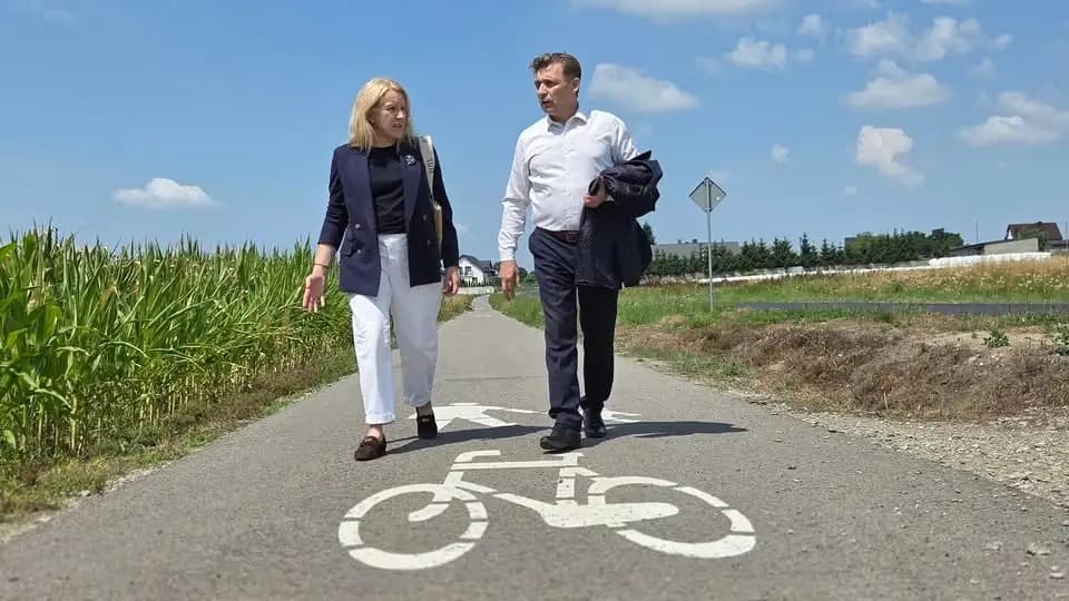 Starosta i wójt omawiają przebudowę drogi powiatowej w gminie Lisków