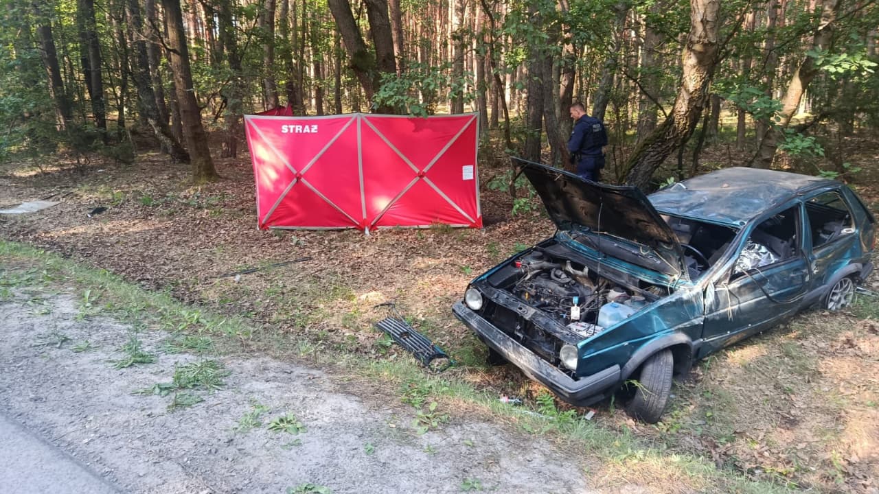 Staszowski Tragedia po dachowaniu. Nie żyje 22-latek, jedna osoba walczy o życie