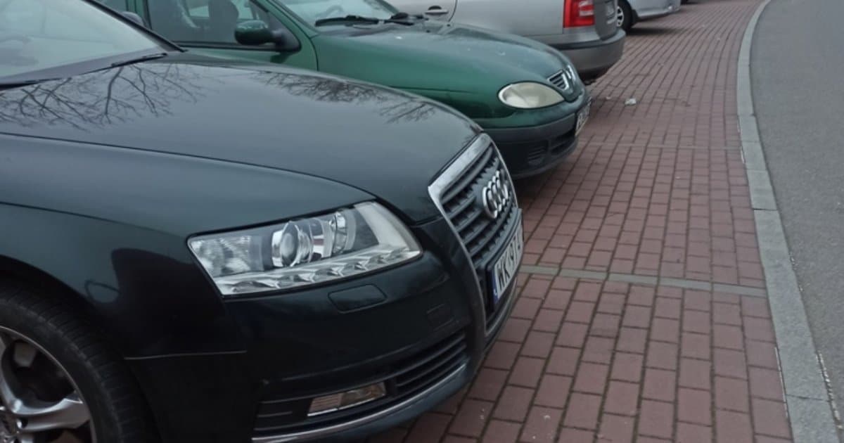 Stopery parkingowe na Młocinach. Chodnik ma być szerszy bez likwidacji miejsc postojowych