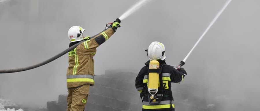 Strażacy gaszą pożar stodoły. Zagrożony ogniem jest dom