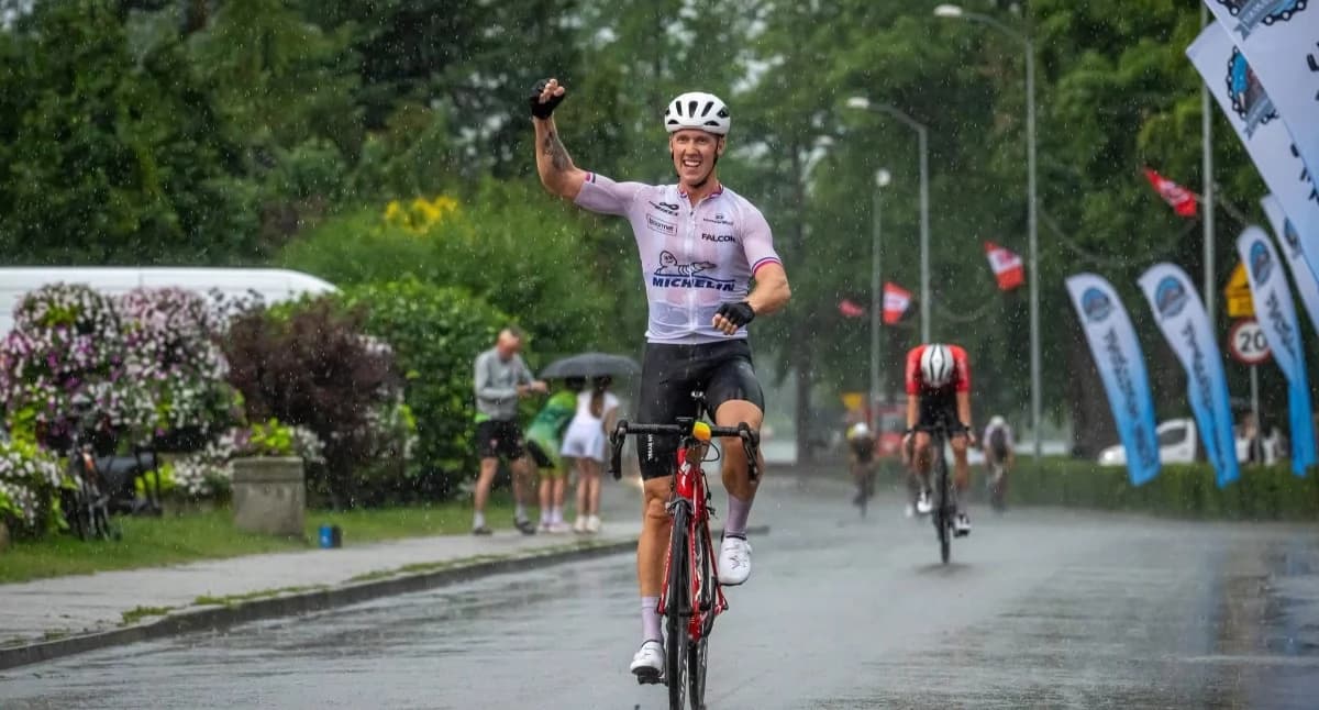 Strażak ze Szczytna mistrzem Polski. Ogn. Wojciech Kuszpa triumfuje w kolarskiej
