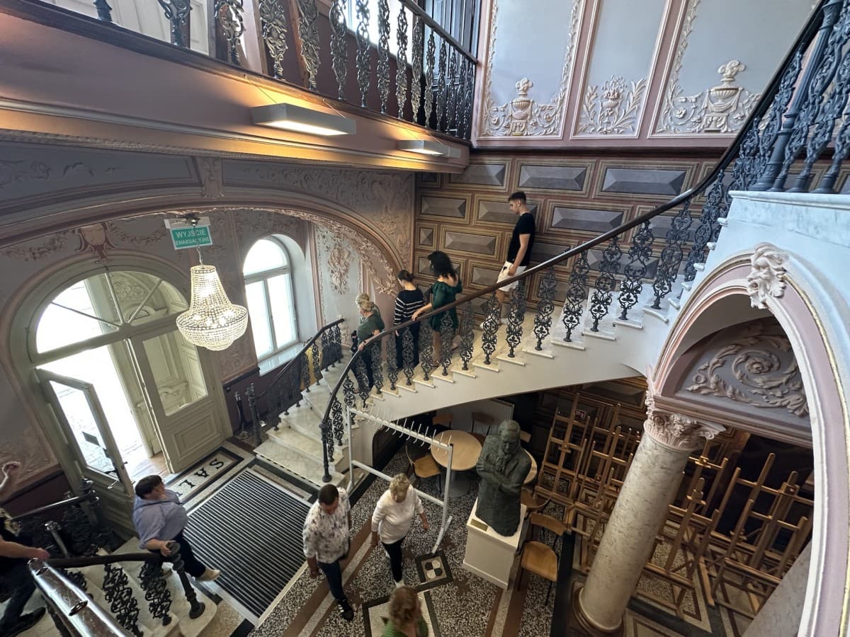 Sufity, parkiety i sala balowa. Pałacowe sekrety Plastyka w Kościelcu