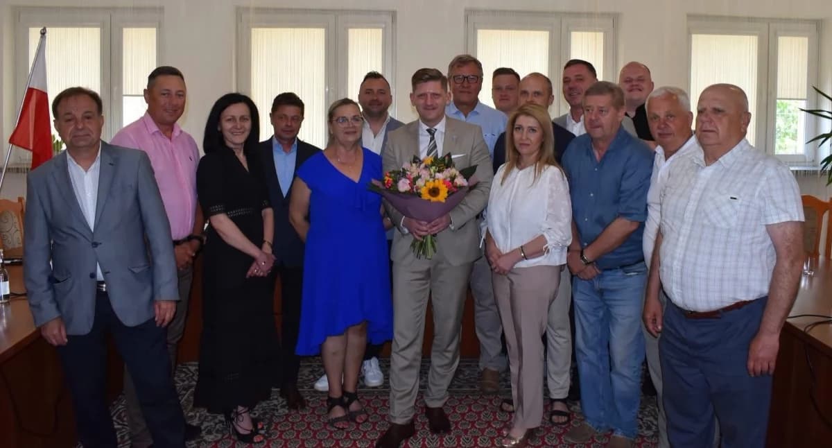 Sukces burmistrza Łaskarzewa. Armin Tomala z jednogłośnym absolutorium i wotum zaufania