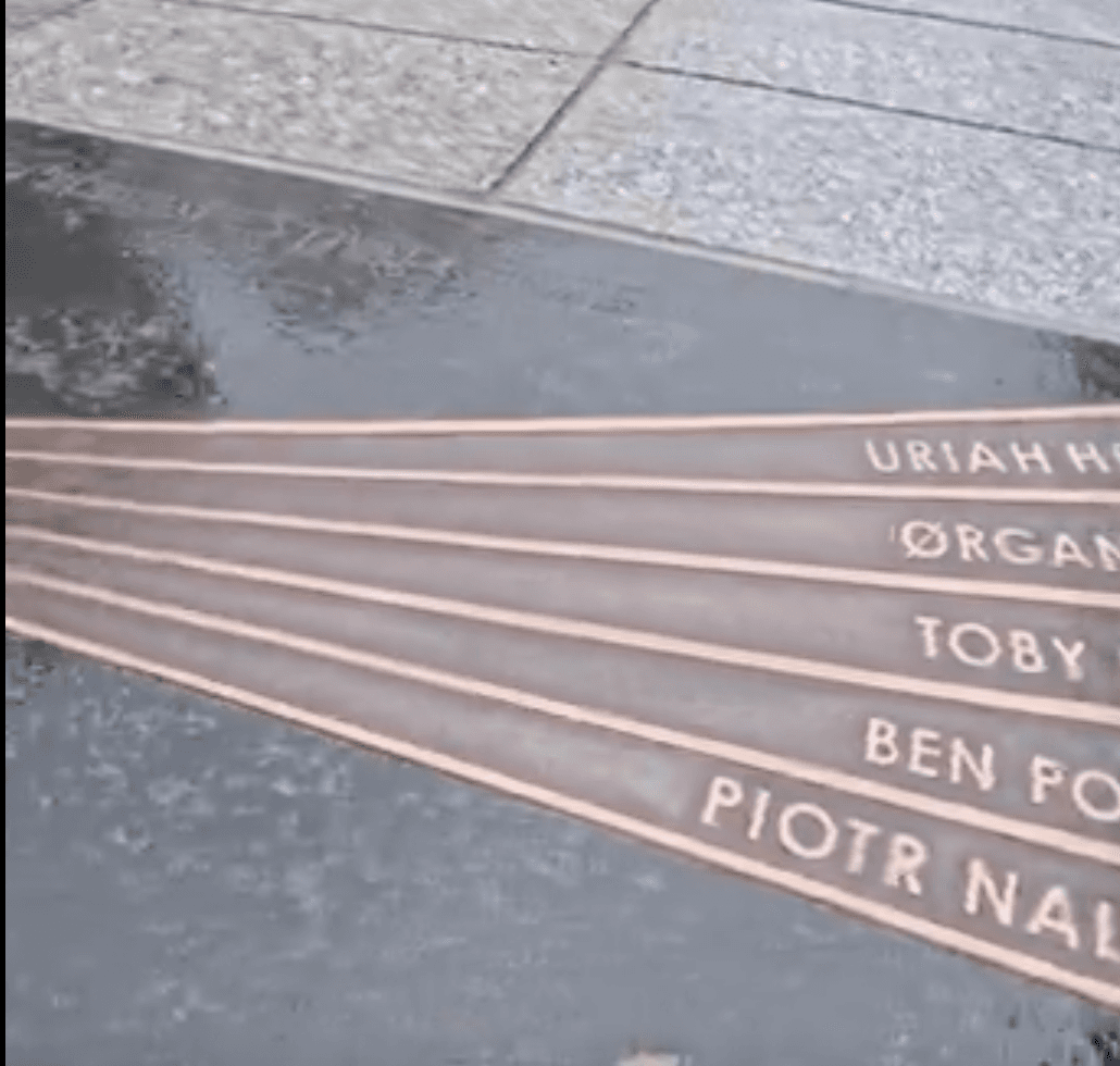 Suwałki. Na ulicy Chłodnej odsłonięta kolejna tablica w Alei Gwiazd Bluesa