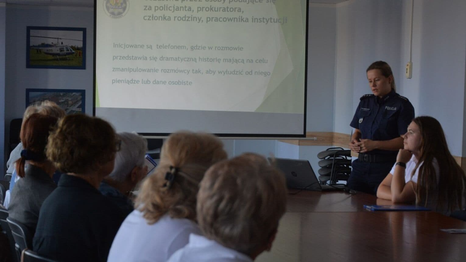 Suwalscy policjanci spotkali się z seniorami. Ostrzegali przed oszustami