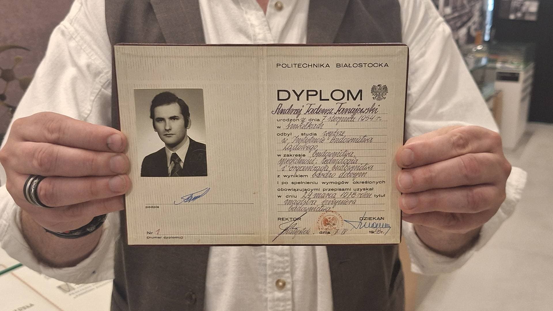 Świadectwo historii uczelni po 46 latach wróciło na Politechnikę Białostocką