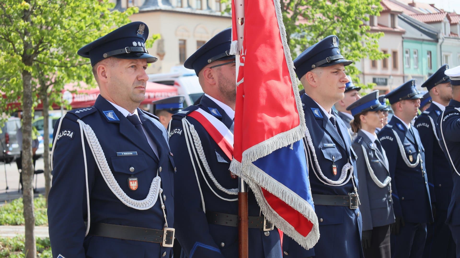 Święto Policji na rynku w Olkuszu. Odznaczenia oraz nominacje na wyższe stopnie