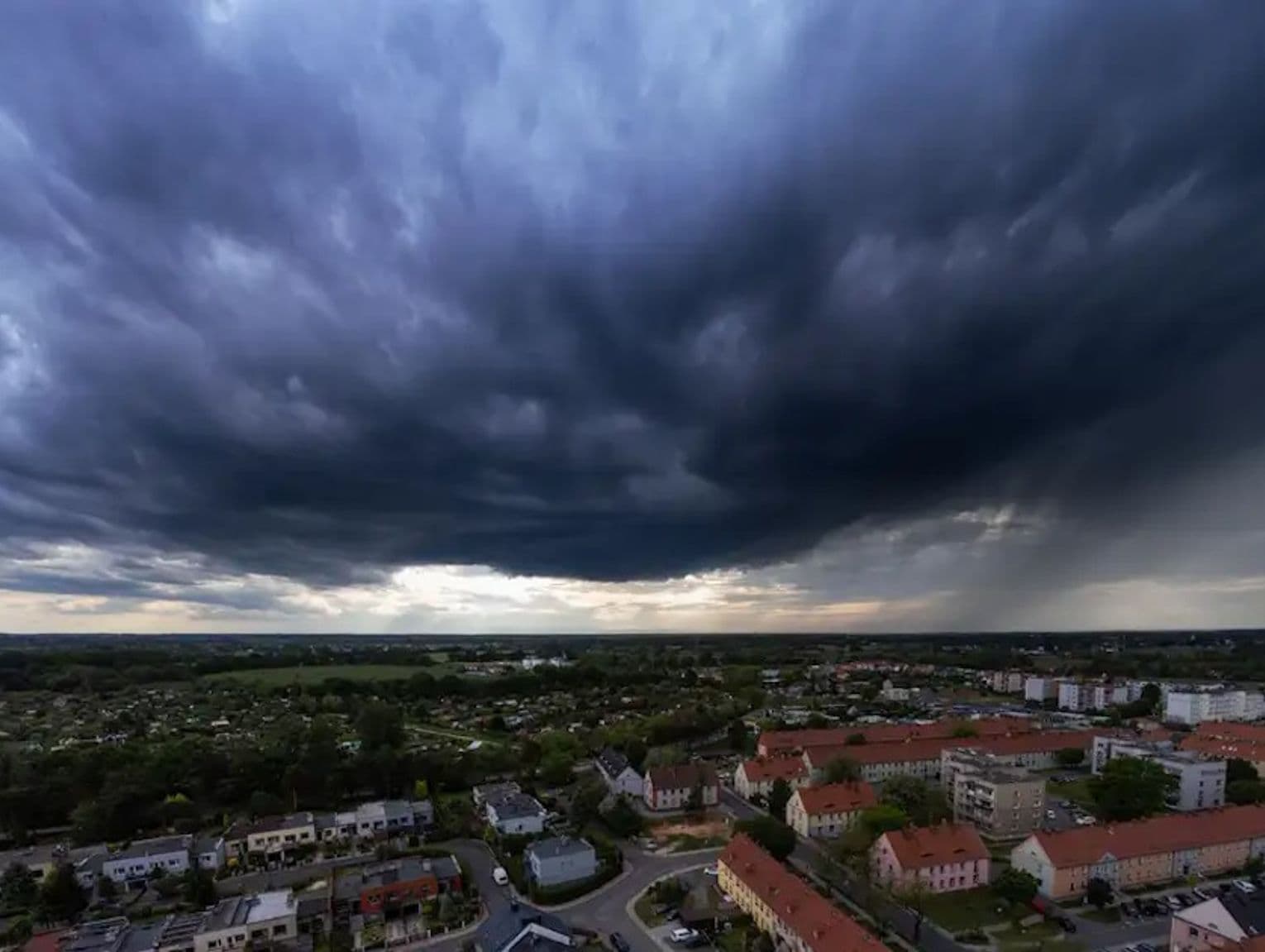 Synoptycy wydali ostrzeżenie drugiego stopnia przed burzami. Możliwe ulewy, silny wiatr i grad