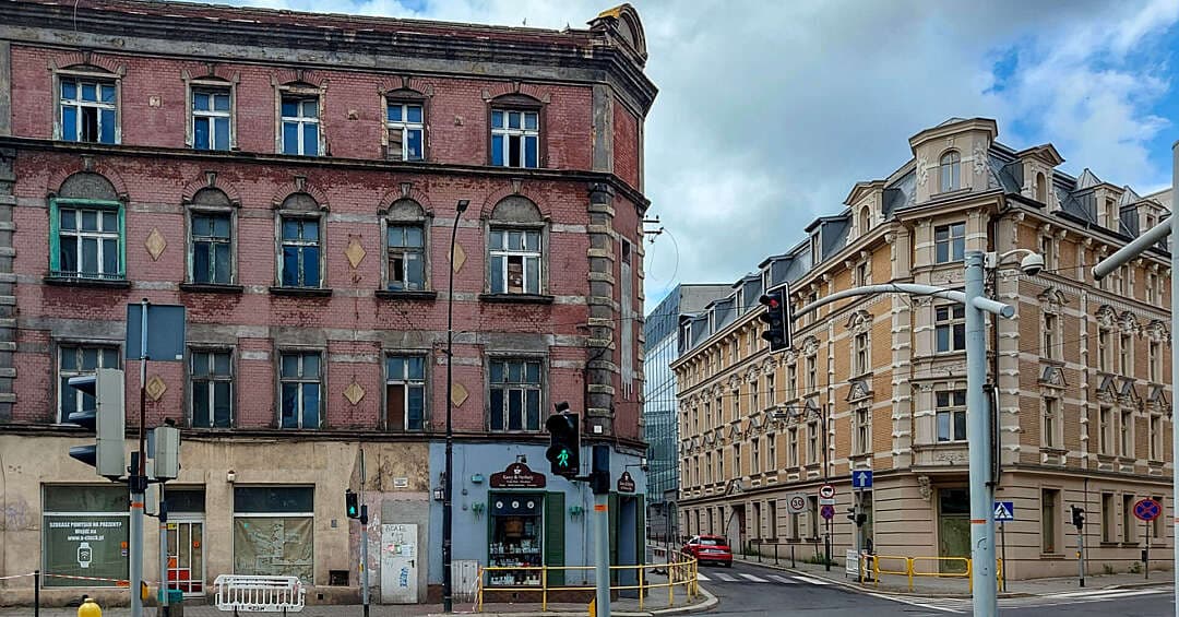 Sypie się kamienica przy Ekonomiku. 11 lat temu sprzedano ją za 122 tysiące złotych
