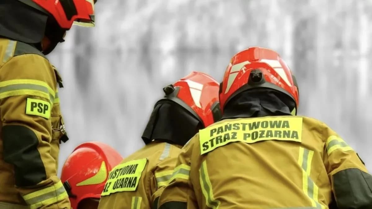Syreny nie milkły całą noc. Rano jedna z akcji strażaków na Pomorzu wciąż trwała