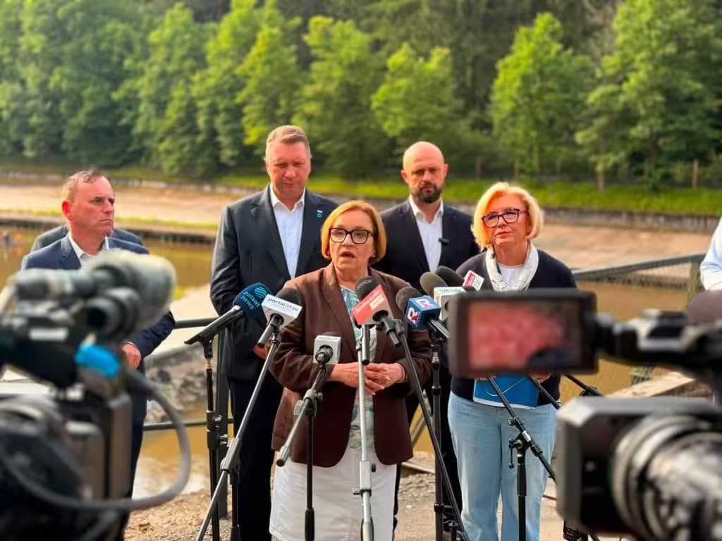 Sytuacja na rzece Bóbr. Służby przedstawiają wyniki badań, opozycja stawia zarzuty rządowi