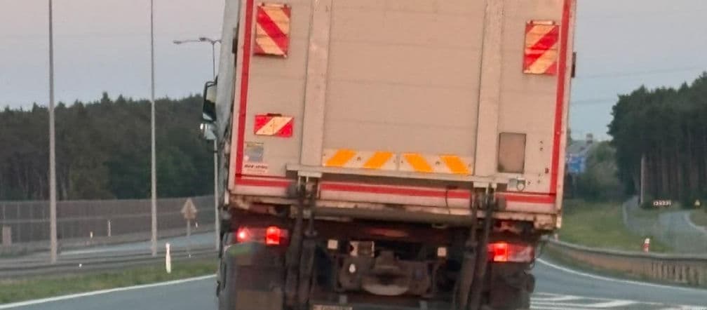 Szaleńczy pościg na A1! Kierowca ciężarówki taranował radiowóz i uciekł do lasu