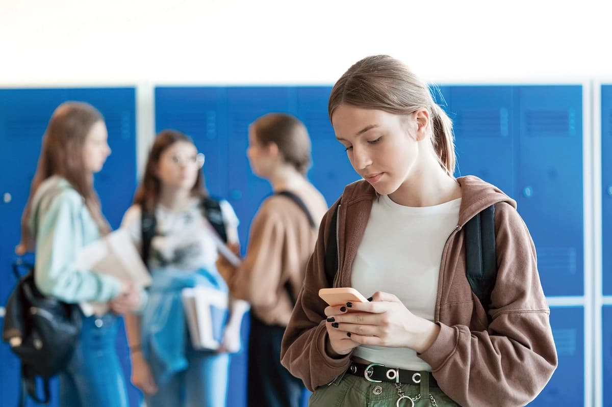 Szkoła bez smartfonów? Te placówki już pokazały, że to możliwe