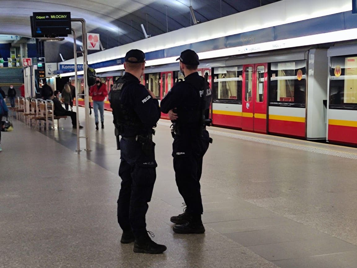 Szyba spadła na pasażerkę w metrze Młociny. Policja ujawnia okoliczności zdarzenia